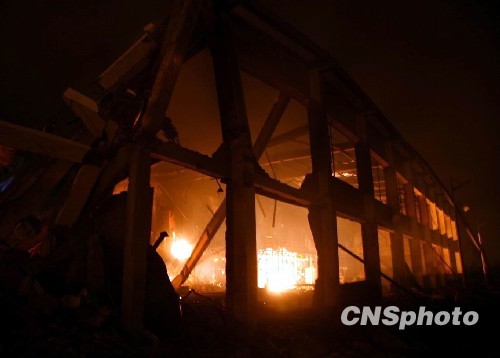 江西南昌高新区一工厂爆炸 数百米外玻璃被震