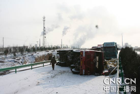 银川-磁窑堡高速公路发生多起交通事故封闭18
