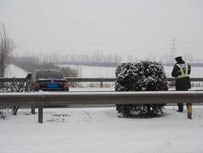 衡水路政大队应对恶劣天气 保障过往车辆顺利