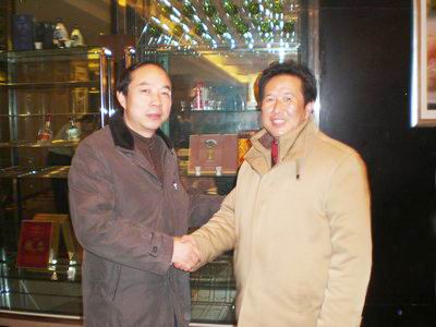 汉川市委常委副市长胡腊兵(左)和人民日报海外版看神州频道工作人员