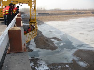 京沪处养护工区组织人员进行桥梁检测车使用培