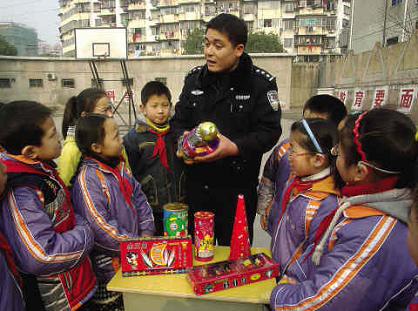 安庆大观亭派出所开展小学生节假日安全教育活