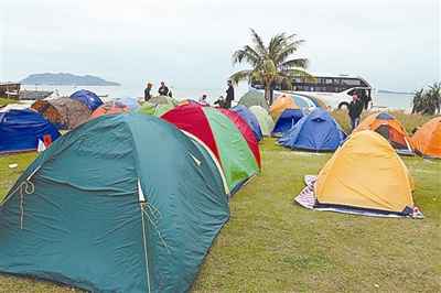三亚酒店价高无市 上百游客自搭帐篷海边过夜