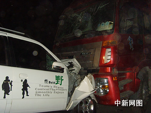 安徽阜阳:越野车闹市肇事狂奔致10余人伤亡(图)