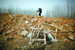 江苏东海父子自焚后房屋仍遭强拆 官方自备灭