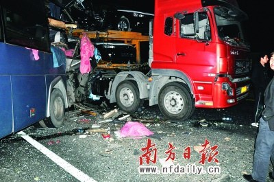 京港澳高速韶关段发生特大交通事故 致6死8伤
