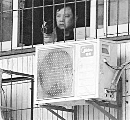 武汉:交警躲进居民楼偷拍违章 声称因太阳太晒