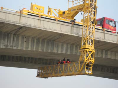 沧北养护工区利用桥梁检测车对重点桥梁进行检