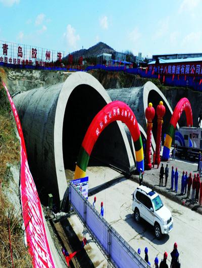 青岛胶州湾海底隧道全线贯通