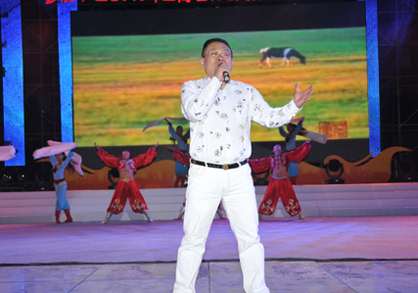 图为天津歌舞剧院歌手牛豹演唱通俗歌曲《天堂》