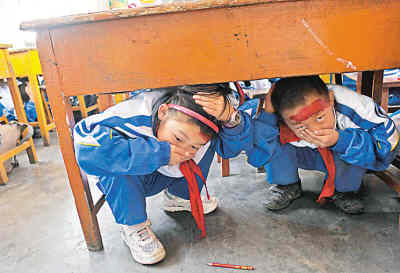 银川:小学生演练防震自救(图)