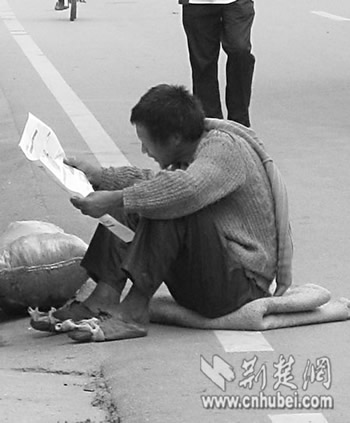 武汉乞丐用馒头换报纸 网友称其"报纸哥"(图)