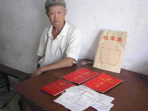 武汉一退休村主任连任7年间被拖欠工资5000多