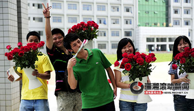 湖南大学生125朵玫瑰求爱 从一楼铺到女孩寝室