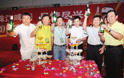 南宁市啤酒文化节开幕 球迷叹啤酒看世界杯
