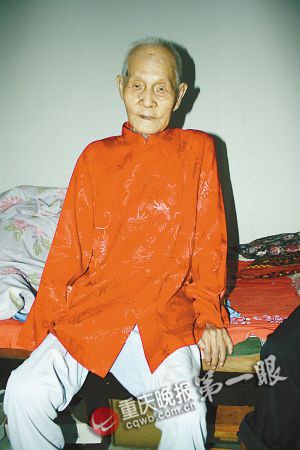 重庆百岁老人:"一直坚持快步走我才能活过100岁"