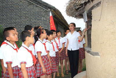 文圣区关工委组织小学生参观<em>李兆麟</em>故居--地方