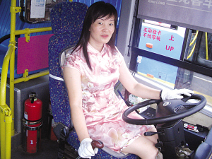 旗袍美女司機開公交。任貴林 攝