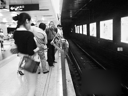 强行登车被夹 上海地铁一女乘客跌落站台身亡