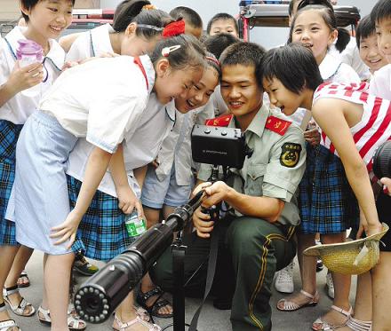 安庆:学生们参观消防队新武器 生命探测器