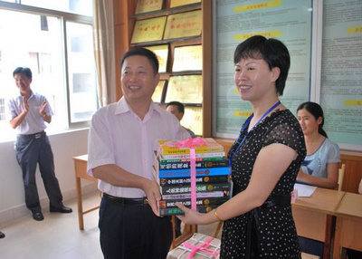 南宁社区阅览室获赠新书 推进学习型党组织建