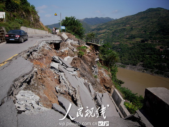[组图]316国道陕西白河段路基塌陷 大车无法通