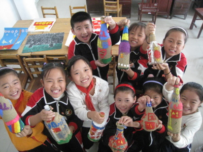 济南北全福小学学生绘制沙瓶画喜迎国庆节
