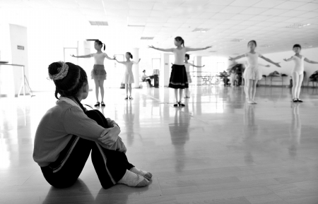 女孩 路灯/交不起学费，小女孩只得利用周末来到舞蹈班“偷师学艺”