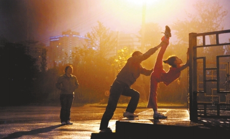 四川路灯下的芭蕾女孩感动读者 中国舞协助其