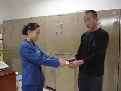 河北高管局服务管理中心沙河服务区员工拾金不