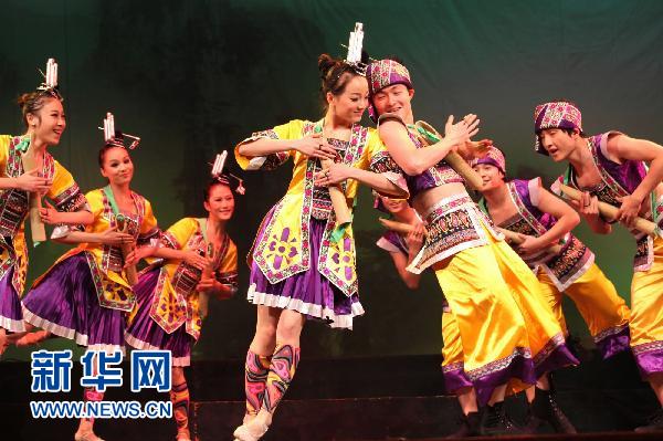 11月10日,演员在表演侗族舞蹈《格罗哒哒》。