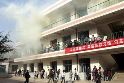 陕西三原县在南郊中学开展应急疏散消防救护演