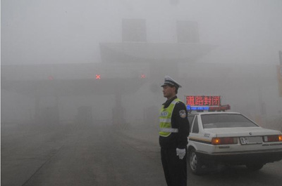 滨州公安交警全警上路迎战大雾天气保交安