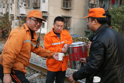 襄樊电务段:暖心茶水送到施工现场