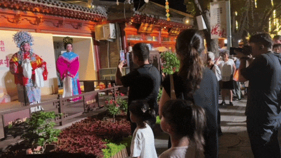 在街头巷尾，随处可见的民俗表演。人民网记者 白鸽 摄