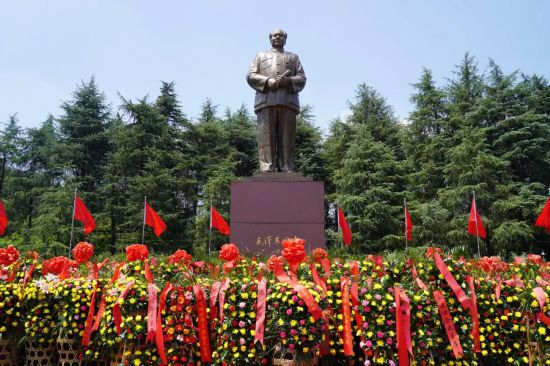 毛泽东铜像。人民网 黄卓 摄