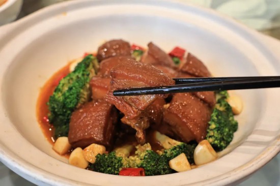 毛氏红烧肉。谢语欣 摄